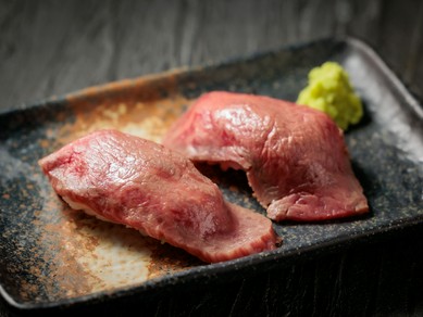 焼肉を楽しむ前の前菜としてもオススメ。肉本来が持つ旨みをしっかりと感じられる『神戸牛寿司（2貫）』