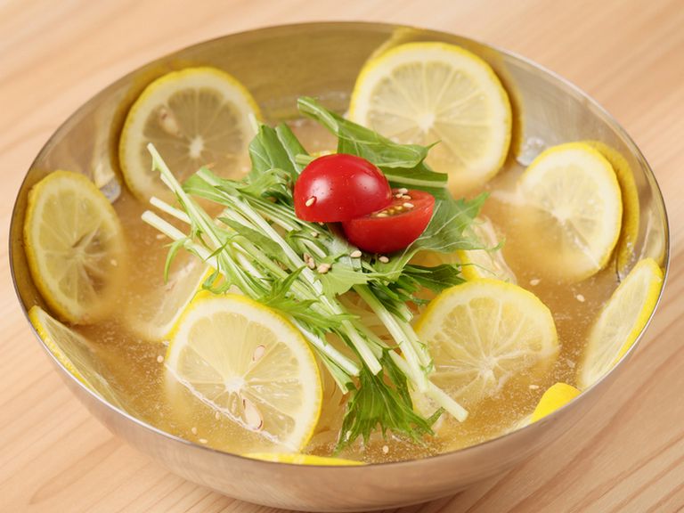 レモンの爽やかな酸味と香りが広がる清涼感あふれる『生レモン冷麺』