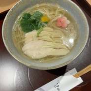 黒さつま鶏のガラスープを丁寧に抽出し日本料理の出汁と合わせた黄金のスープで頂く煮麺。麺は日本三代そうめんのひとつ奈良県三輪素麺使用。