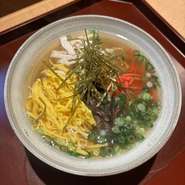 黒さつま鶏のガラスープを丁寧に抽出し、日本料理の出汁と合わせた黄金の出汁で頂く奄美の郷土料理鶏飯。