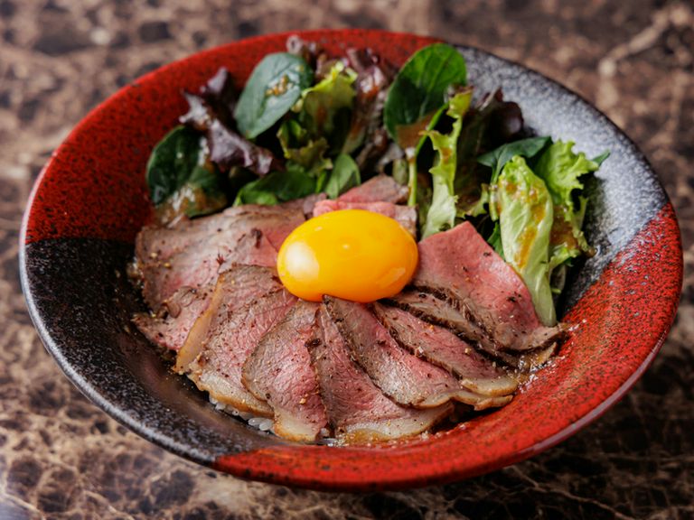 和の器ならではの佇まいが、視覚から食欲をそそる演出として機能