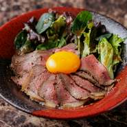 鉄板で焼かれた肉の色合いを自然に際立たせ、映える構図をつくりだしています。
シンプルながらも計算された質感と色のコントラスト。器の存在が料理そのものを引き立てます。