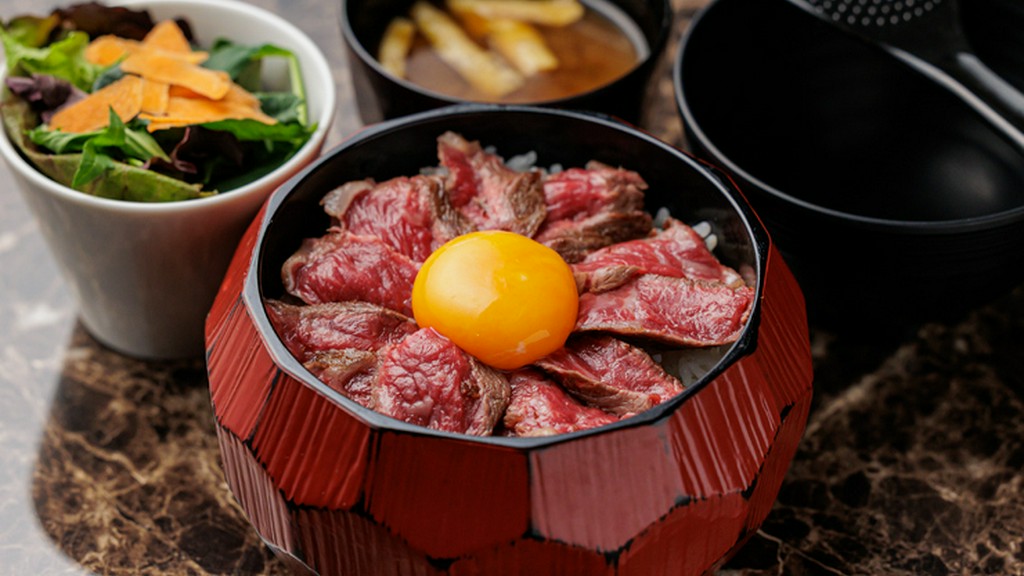 東伯和牛と鳥取県産牛、大山豚ゴールドをブレンドした『トリュフと赤ワインのデミソースハンバーグ』