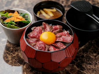 東伯和牛と鳥取県産牛、大山豚ゴールドをブレンドした『トリュフと赤ワインのデミソースハンバーグ』
