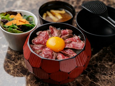 肉の旨みと海の滋味が重なり、素材の個性が広がる『東伯和牛ひつまぶし』