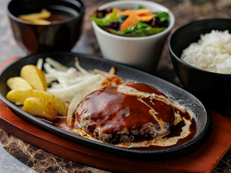 東伯和牛と鳥取県産牛、大山豚ゴールドをブレンドした『トリュフと赤ワインのデミソースハンバーグ』