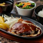 つなぎには卵白を中心に用い、硬すぎず柔らかすぎない食感のまとまりを両立。72時間かけて仕込むフォンドボーに赤ワインとトリュフを重ねたデミグラスが、深いコクを添えています。
シングル1,300円／ダブル2,000円