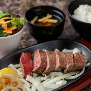 東伯和牛の甘みと柔らかさを感じる一皿。自家製のニンニク醤油や刻みわさび、塩で東伯和牛を引き立てます。ランチならではの気軽さで食べられるのも嬉しい。
並2,300円／大3,000円（ライス、サラダ、みそ汁付き）