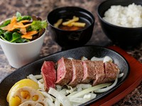 東伯和牛の甘みと柔らかさを感じる一皿。自家製のニンニク醤油や刻みわさび、塩で東伯和牛を引き立てます。ランチならではの気軽さで食べられるのも嬉しい。
並2,300円／大3,000円（ライス、サラダ、みそ汁付き）