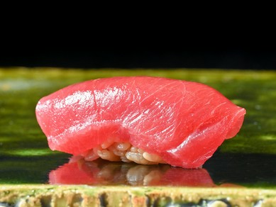 繊細な技術で味を深めた逸品。赤酢のシャリが鮪の旨みをより引き出した『本鮪赤身』