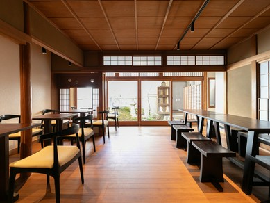 歴史を紡いできた町家で、二人の会話を穏やかに彩る