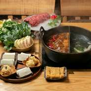 深みのある刺激的なスープと、澄んだ滋味の対比が楽しめる構成。旬の野菜や豆腐、肉の持ち味を引き立て、身体に優しく染み渡ります。蒸気立つ卓上で、季節感と奥行きのある味わいを堪能。