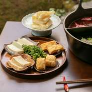 焼豆腐や湯葉、揚げ湯葉、風味付けされた豆腐など、京都の老舗豆腐店の逸品による取り合わせです。口当たりの滑らかさや程良い弾力、ほのかな香りが優しく溶け合い、それぞれの持ち味が静かに際立ちます。
