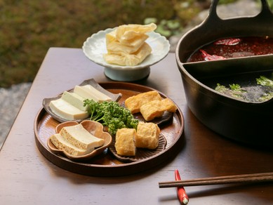 豆腐という素材の多彩な表情を映し出す『とようけ屋山本の豆腐の盛り合わせ』