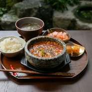 豆腐の滑らかさと粗挽き肉の旨みが調和し、香り立つスパイスが食欲を静かに刺激。後味に残る余韻まで計算された仕上がりです。一皿で、本場四川の力強さを端正に表現。
※ご飯・漬物・スープセットはランチ限定