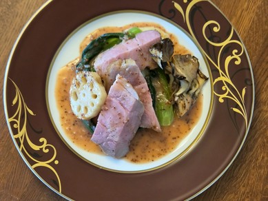 ワインを飲んで育った麦豚『北島麦豚・ワインポークのロースト　カシスマスタードソース』