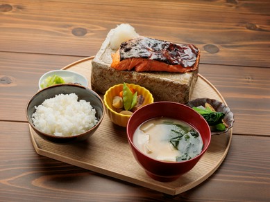 お刺身級の新鮮さ！炭火焼きで旨みが際立つ『朝食　銀鮭定食』　