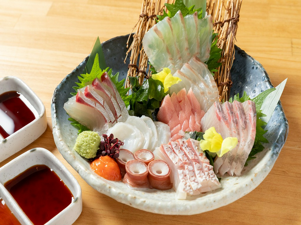 彩り豊かな一皿。季節ごとに変わる厳選された魚介類の盛り合わせ『お造り盛り合わせ　1人前