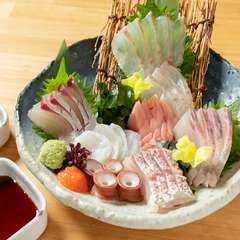 彩り豊かな一皿。季節ごとに変わる厳選された魚介類の盛り合わせ『お造り盛り合わせ　1人前