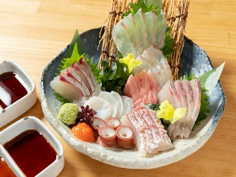 彩り豊かな一皿。季節ごとに変わる厳選された魚介類の盛り合わせ『お造り盛り合わせ　1人前