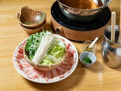 上質な脂と柔らかさが人気の糸島華豚を、こだわりのだしで味わう『糸島華豚の出汁しゃぶ』
