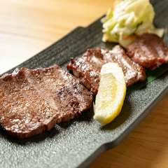 噛めば噛むほど肉汁と旨みが口の中いっぱいに広がる、人気の一品『仙台名物牛たんの塩焼き』