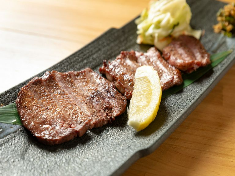 噛めば噛むほど肉汁と旨みが口の中いっぱいに広がる、人気の一品『仙台名物牛たんの塩焼き』