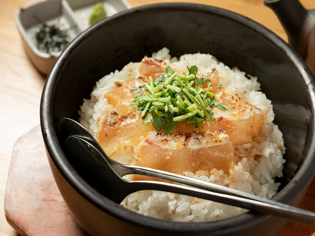 香ばしく焼かれた鯛の旨みが絶品『石焼き鯛めし』