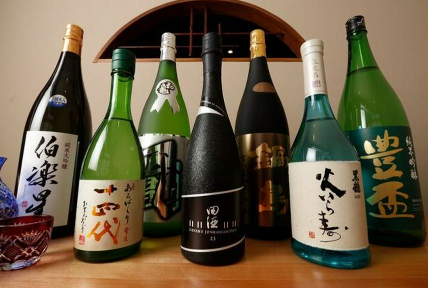 繊細な和食の味わいを引き立てる、全国各地の銘酒と自然派ワイン