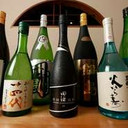 店主自らテイスティングを行い、全国各地から選び抜いたこだわりの日本酒を豊富に取り揃えています。また、和食のだしや素材の旨みと美しくマリアージュする自然派ワインも多数用意しています。