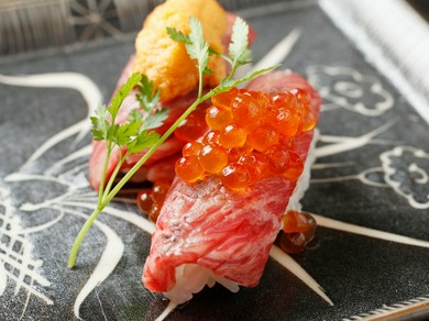 赤身の旨みが濃厚なあか牛を使用した肉寿司。雲丹・いくらと共に堪能『肉寿司（雲丹・いくら）』