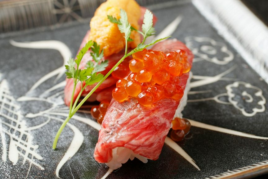 赤身の旨みが濃厚なあか牛を使用した肉寿司。雲丹・いくらと共に堪能『肉寿司（雲丹・いくら）』