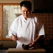 「ゲスト一人一人と真摯に向き合っています」と語る永濱氏。食事で幸せを感じ、退店時に笑顔で帰路について欲しいとの想い。ゲストとの出会い、食材との出合いを大切に、心を込めた“おもてなし”をしています。
