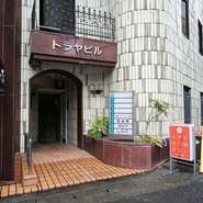 店内はカウンター席のみなので、程良い距離感の中で会話を楽しみながら、牡蠣とジビエにじっくり向き合うことができます。落ち着いた雰囲気に包まれながら、穏やかな時間が流れる一軒です。