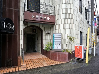 ビルの2階で牡蠣とジビエに出合う隠れ家空間