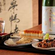 瀬戸内海の恵みを活かしたじゃこ天や鯛かまぼこなど、日本酒と相性のよい一品料理も充実しています。新鮮な魚の旨みとともに、料理を引き立てる日本酒の味わいをゆっくり楽しみましょう。