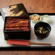 厳選したニホンウナギを使用し、関東風に蒸してから香ばしく焼き上げることで、ふっくらとした食感に。創業以来継ぎ足し続ける秘伝のタレが、うなぎ本来の旨みをより一層引き立てるお店自慢の逸品です。