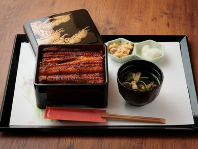蒸して焼く関東風仕立てで、ふっくら香ばしい『うな重』