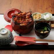 一杯で四度楽しめる『ひつまぶし』は、食べ進めるごとに異なるおいしさを味わえる人気の一品。そのまま味わい、薬味を添え、お茶漬けとして楽しみ、最後はお気に入りの食べ方でもう一度堪能できます。