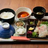 愛媛の工場で丁寧に捌かれた新鮮な鯛、京都産コシヒカリ、ブランド卵「ルビーの瞳」を使用。素材一つ一つにこだわり抜き、それぞれの旨みを最大限に引き出した、宇和島ならではの贅沢な鯛めしです。