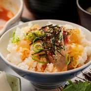 鯛めしはシンプルな料理だからこそ、素材選びに徹底してこだわっているそうです。愛媛県の提携工場で捌いた新鮮な鯛を京都へ直送。京都産コシヒカリと、濃厚な旨みが特徴の「ルビーの瞳」を合わせています。