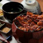 宇和島鯛めしをはじめとした愛媛の郷土料理を京都で味わえる希少な一軒。愛媛直送の食材を使用し、うなぎには秘伝のタレと職人技を活かすなど、【もとやま】ならではのこだわりの味を提供しています。