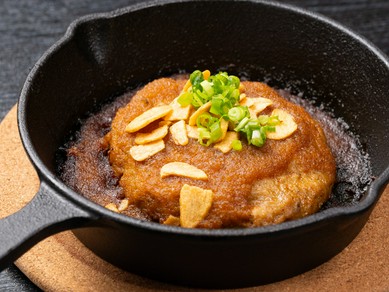 熱々の鉄板で、昔ながらの味わい広がる『ハンバーグ』