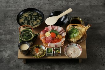 人気の海鮮をたっぷりと。『浮世離れ御膳　弐の型』