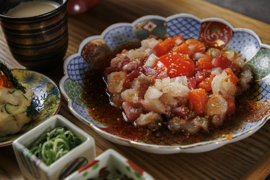 特製のタレで作った海鮮ユッケ！