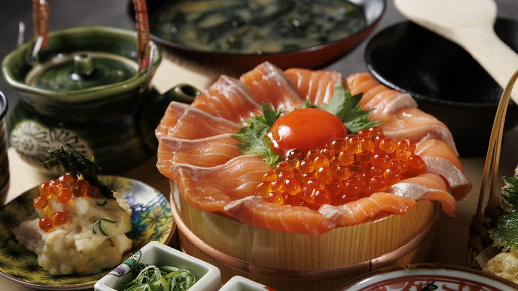 「いくら＆うに」など、トッピングでさらに贅沢に