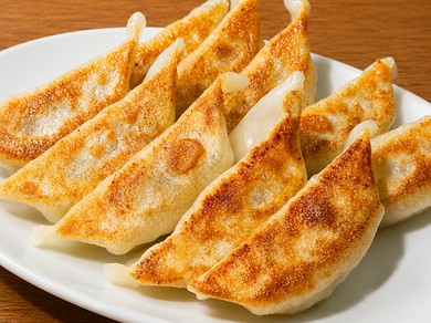 肉汁溢れるジューシー餃子。ワンコインが嬉しい『焼き餃子』