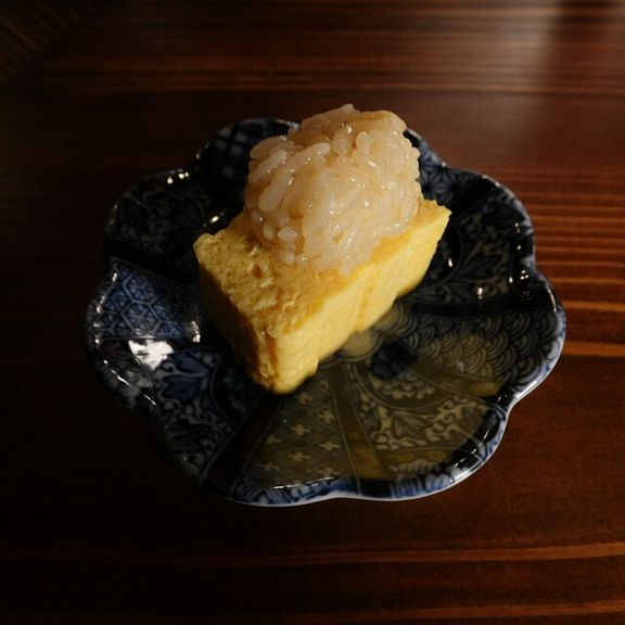 遊び心あふれる名物『逆さ玉子』