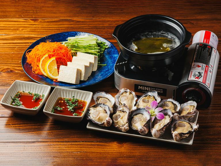 贅沢に並ぶ大粒の牡蠣を、鍋にさっと潜らせ味わう『牡蠣しゃぶ』