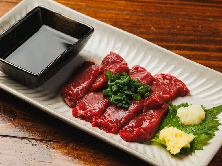 甘みある九州醤油が馬肉の味を引き立てる『熊本産馬刺し』